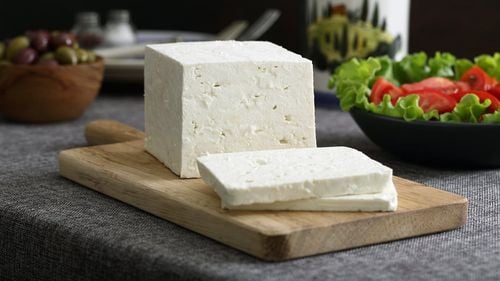 Animalul popular în România care dă laptele din care se face cea mai scumpă brânză din lume - 1.000 euro/kg