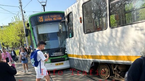 Trafic blocat la Eroii Revoluției, în Capitală, după ce două tramvaie s-au ciocnit