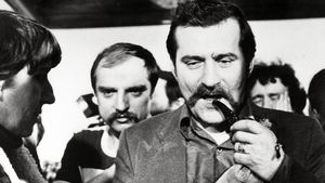 Lech Walesa, eroul luptei anticomuniste din Polonia, decorat cu Ordinul Naţional Steaua României în grad de Mare Cruce