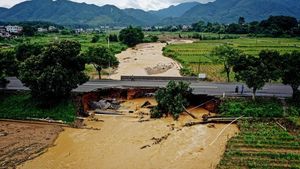Preşedintele chinez Xi Jinping a cerut eforturi totale de salvare după prăbuşirea unui pod de autostradă, vineri, care a ucis 11 oameni, 30 fiind dispăruţi
