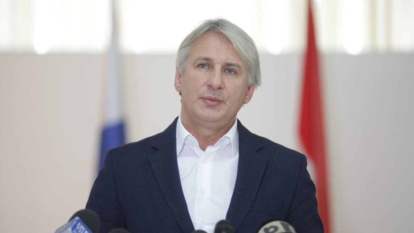 Fostul ministru al Finanţelor Eugen Teodorovici şi-a depus candidatura ca independent pentru funcţia de primar al Capitalei: Este importantă vibraţia pe care am primit-o cu ocazia fiecărei semnături