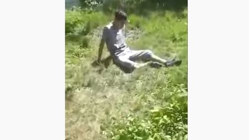 VIDEO Caz revoltător. În timp ce un adolescent dintr-un centru de plasament țipă întins pe iarbă cu piciorul rupt, îngrijitorii discută între ei cum să ascundă accidentul