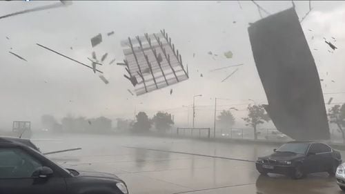 VIDEO Dezastru în Oradea după furtuna violentă de marți seara: 200 de mașini avariate, acoperișuri, indicatoare rutiere, arbori și stâlpi smulși de vânt în tot orașul, parcul din centru devastat / Vântul a suflat cu peste 100 km/h