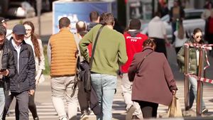 Populaţia Uniunii Europene a atins un nivel record de peste 450 de milioane de persoane graţie migraţiei, contracarând declinul natural al populaţiei pentru al patrulea an consecutiv