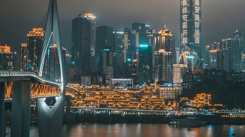 Chongqing, orașul „cyberpunk” din China care te lasă cu gura căscată, se află pe mai multe niveluri și este vedetă în mediul online