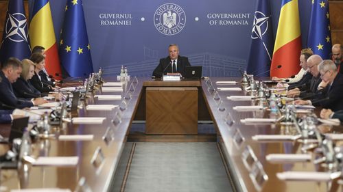 ANALIZĂ Guvernul legiferează tot mai mult în locul Parlamentului. România este ţara din Europa Centrală şi de Est care a adoptat în anul 2022 cele mai multe acte normative, majoritatea iniţiate de Guvern / Număr record de acte normative privind mediul de afaceri