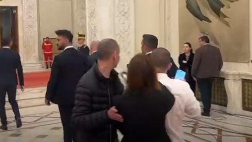 Incident cu un ofițer de presă de la Guvern, care i-a împins pe jurnaliști / Precizările Biroului de presă al Executivului