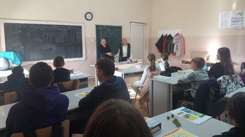 Adaptarea școlilor la schimbările din Educație: a apărut un nou termen în vocabularul profesorilor: „catedra mozaic” / „Fiind profesor de matematică, la fizică mă descurc, dar biologia o reînvăț în rând cu copiii”