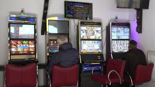 Înalta Curte a sesizat CCR privind legea care pedepsește cu închisoarea deținerea de păcănele în localităţile mici şi tulburarea folosinţei locuinţei