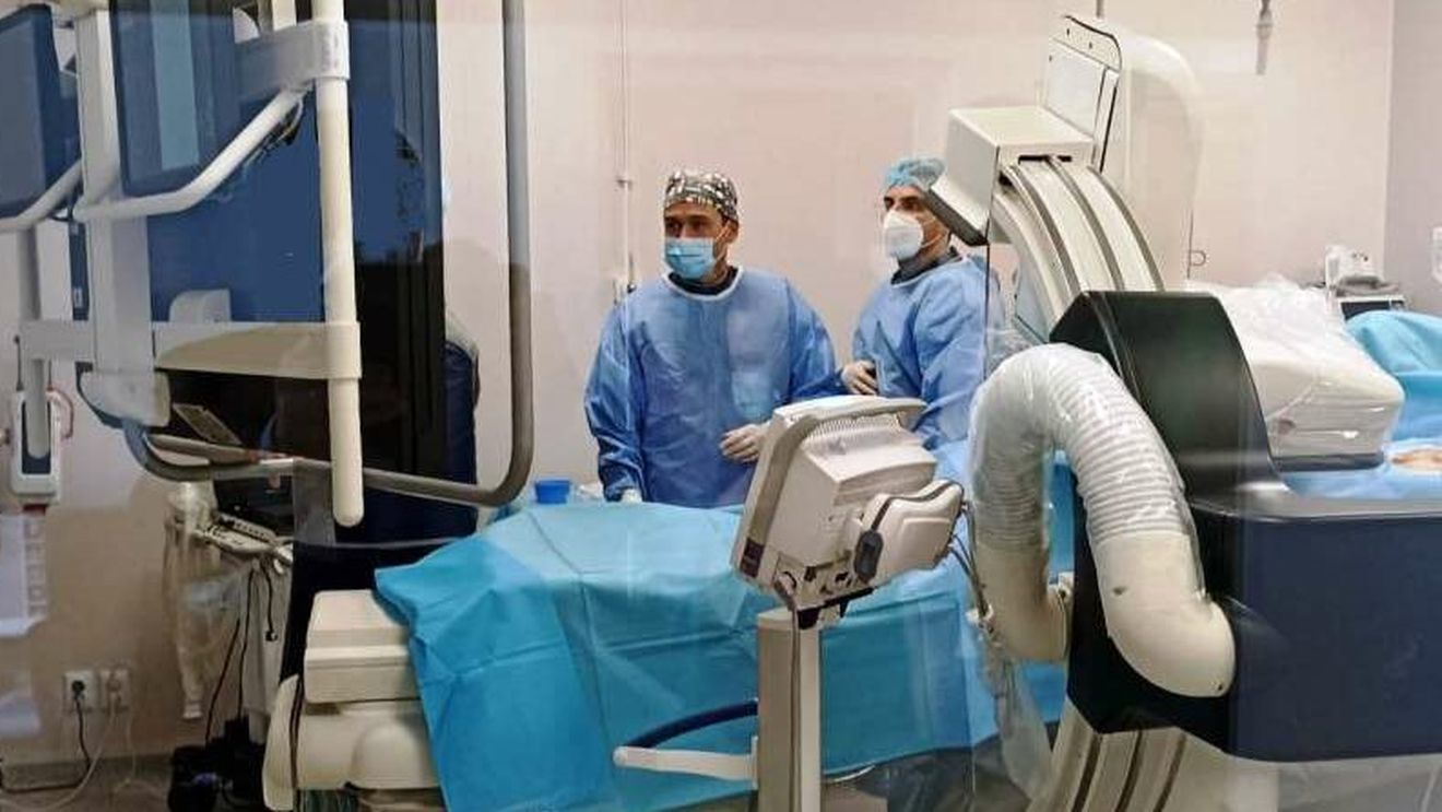 Premieră naţională: O echipă de medici clujeni a efectuat embolizarea unei malformaţii arteriovenoase la un pacient de 62 de ani utilizând materiale speciale pe bază de polimeri
