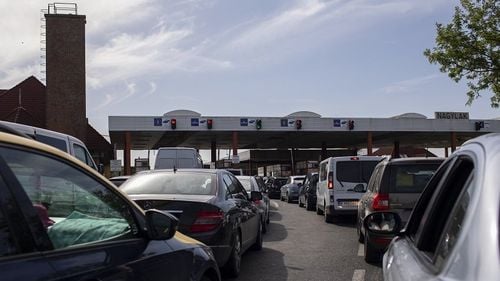 UPDATE Autoritățile anunță că 16.164 de persoane au intrat în țară, iar 15.579 au ieșit din România/ Haos la intrarea în România din Ungaria: la Nădlac, mii de oameni stau înghesuiți la coadă pentru triaj. Se așteaptă până la 8 ore pentru a trece granița