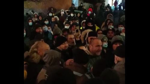 VIDEO Revoltă împotriva comunității de romi din Bolintin Vale. Zeci de localnici au ieșit în stradă după moartea unui taximetrist care a fost lovit în cap cu o piatră