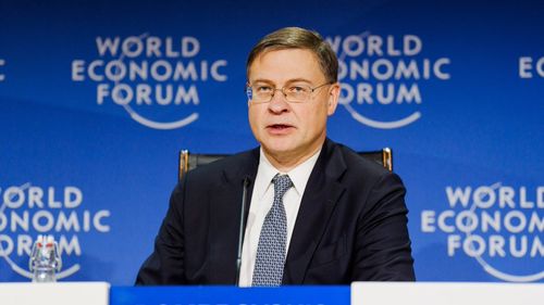 Comisarul UE pentru economie, Valdis Dombrovskis, de la Davos: Vom răspunde proporțional la orice taxă impusă de președintele Trump dacă va fi nevoie. 13% din exporturile agroalimentare UE merg în Statele Unite