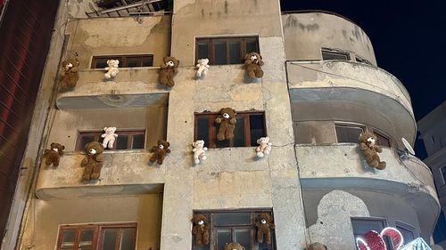 VIDEO FOTO Cum arată și ce prețuri sunt la târgurile de Crăciun din marile orașe: La Constanța e scump ca la Cluj Napoca / 40 de lei, două sarmale în Sibiu / Cum e la Brașov, Timișoara, Alba Iulia și Galați