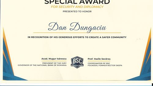 Dan Dungaciu, premiat pentru ”crearea unei comunități mai sigure” cu o diplomă pe care apar numele lui Mugur Isărescu și al fostului rector fondator SNSPA, Vasile Secăreș / Promovat numărul doi în partidul extremist AUR, Dungaciu ventilează narațiunile Rusiei 
