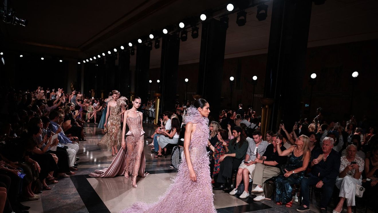 Elie Saab transformă haute couture într-un bal suprarealist pentru sezonul toamnă-iarnă 2026/2027 la Paris Haute Couture