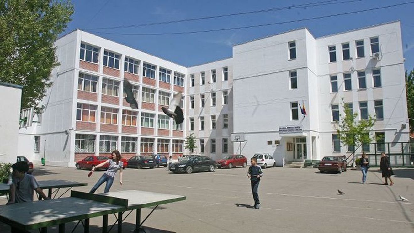 Tribunalul București a decis eliberarea din funcție a directoarei Colegiului German Goethe din București, pentru că nu știe suficient limba germană. Decizie în primă instanță