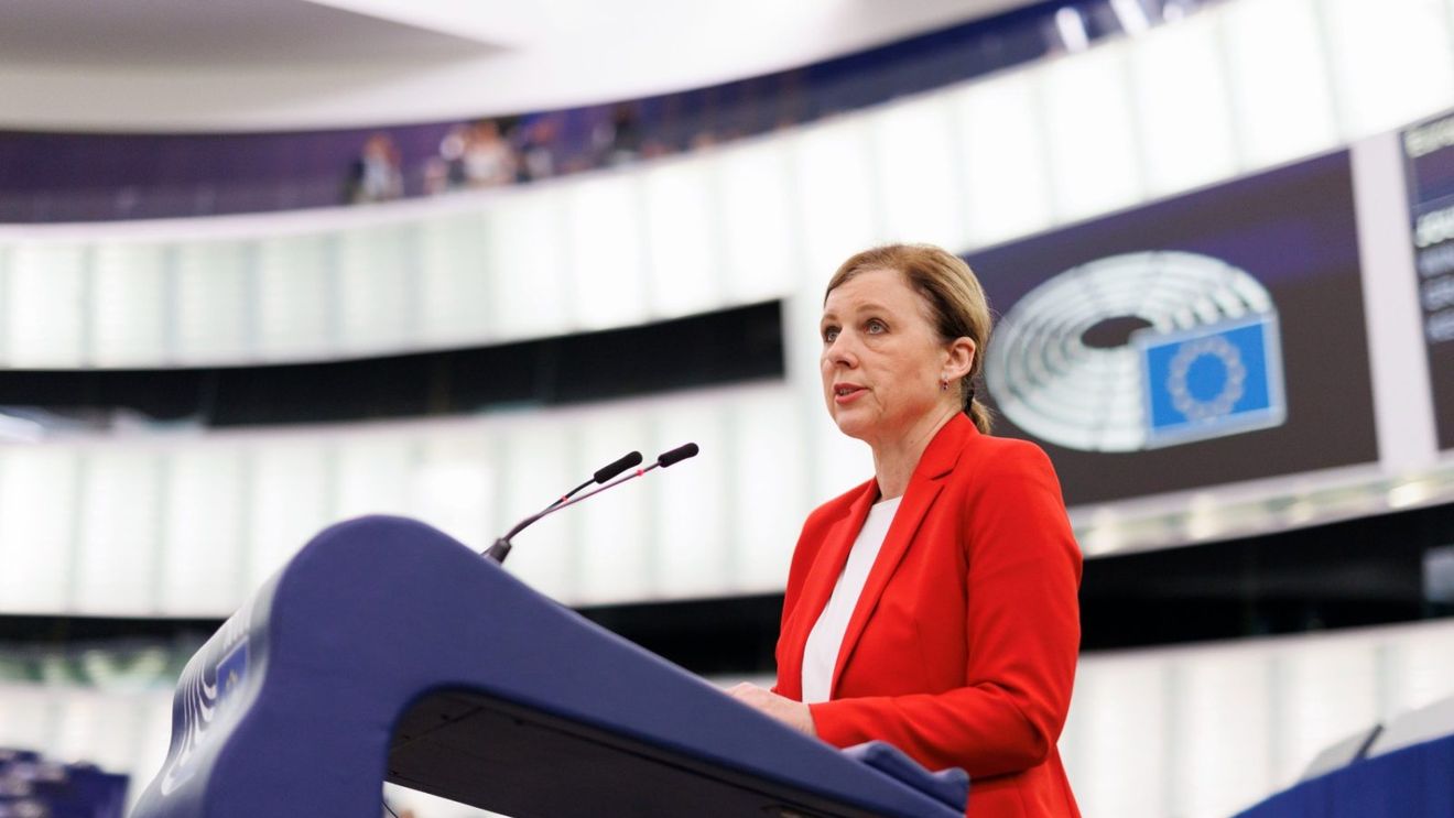 Comisia Europeană avertizează statele UE cu privire la legăturile Rusiei cu grupări extremiste din Europa: „Trebuie să luăm măsuri rapide pentru a face faţă vulnerabilităţilor / Donaţiile vor fi complet interzise dacă provin din afara UE”