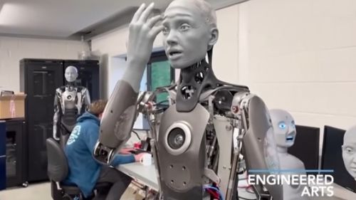 VIDEO Un robot-umanoid este atracția principală din cadrul târgului de tehnologie din Las Vegas/ Producător: Avem picioare funcționale la atelier dar o să mai dureze 5-10 ani până când o vom face pe Ameca să meargă