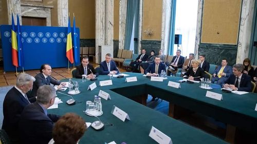 Nu există riscul să tăiem pensii sau salarii, susține ministrul Finanțelor. În aprilie, încasările la buget au fost mai mari cu un miliard de lei faţă de anul trecut. O bancă participantă în programul IMM-Invest are aprobate 1.000 de dosare şi începe să acorde împrumuturi