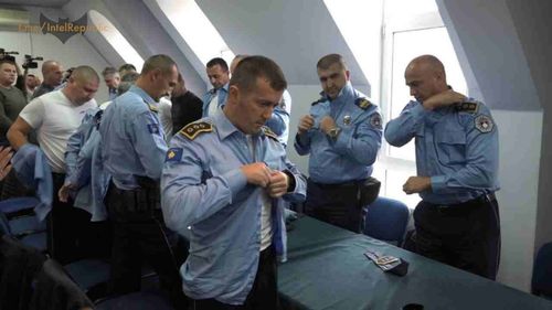 Kosovo acuză Serbia de sabotaj şi încercare de destabilizare în disputa legată de  înlocuirea plăcuţelor de înmatriculare vechi/ 578 de agenţi de poliţie sârbi şi-au dat demisia din cauza disputei, o acțiune mai largă de retragere din instituțiile de stat kosovare susținută de Belgrad