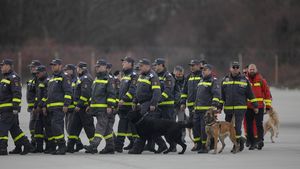 FOTO Un grup de 60 de salvatori, 4 câini antrenați pentru căutări după cutremur și 7 tone de echipamente a trimis România în Turcia