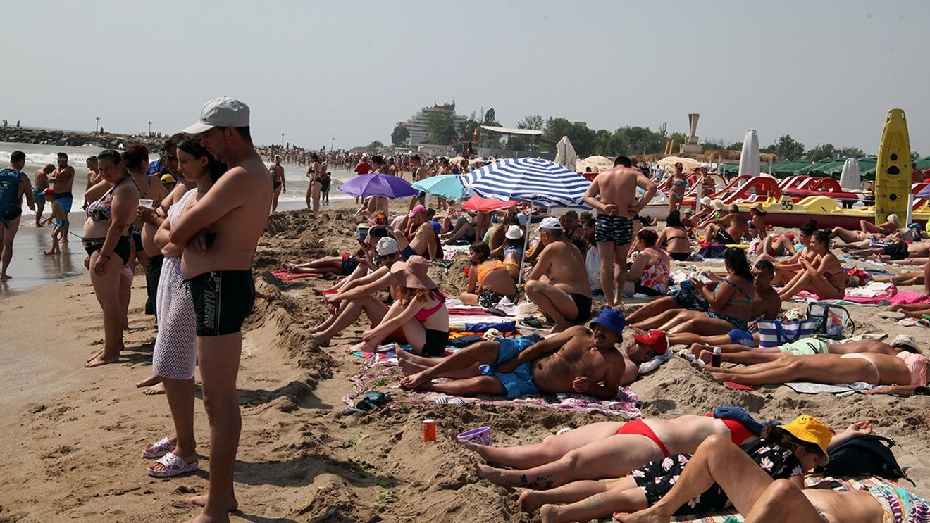 Cei patru bărbați care ar fi agresat doi turiști în Costinești, dar și forțele de ordine care au intervenit, au fost reținuți 24 de ore