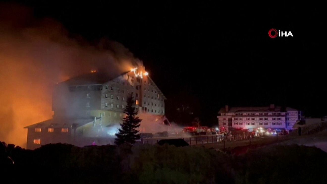 Furie în Turcia, după ce 76 de turişti au murit în incendiul unui hotel aflat în vârf de munte. Clădirea cu 12 etaje, placată cu lemn, nu avea alarme, iar pompierii au ajuns după o oră. Mărturii dramatice ale supravieţuitorilor