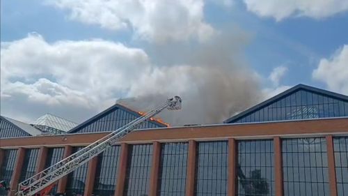 Un incendiu a izbucnit la Hala Laminor / Au ars 100 de mp de acoperiș / Viceprimarul Lucian Judele: Clădirea nu are autorizație ISU, deși s-au organizat evenimente acolo