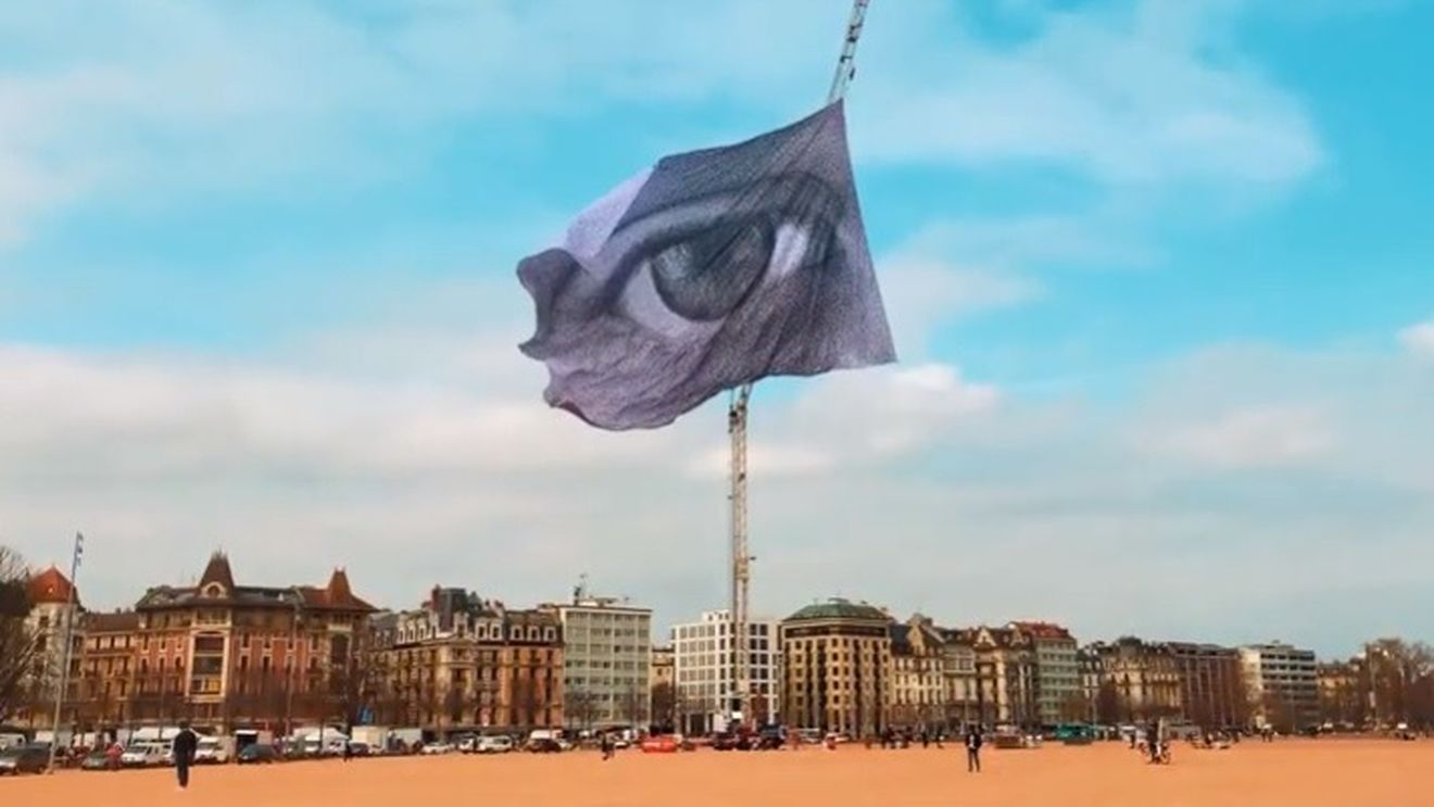 VIDEO Un steag înfățișând un ochi uriaș a fost arborat în Geneva de activiștii de mediu pentru a aminti de schimbările climatice: ”Suntem cu ochii pe voi”