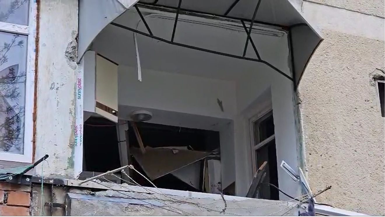 Explozie în Olt: 50 de persoane au fost evacuate dintr-un bloc de garsoniere / O fetiță de 4 ani și o femeie au suferit arsuri pe față și mâini, două persoane au făcut atacuri de panică / Plan roșu de intervenție, a fost trimis elicopterul SMURD