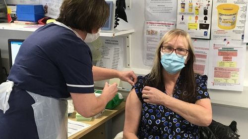 O a patra doză de vaccin anti-Covid pentru vârstnici nu este necesară, încă, deoarece trei doze de vaccin continuă să ofere o protecție ridicată împotriva bolilor severe cu varianta Omicron – experți britanici