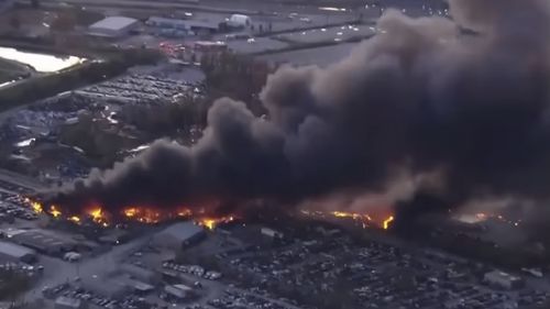 VIDEO Un avion cargo s-a prăbuşit pe aeroportul din Kentucky / Cel puţin şapte morţi și 11 răniți / Incendii majore la faţa locului şi în apropiere