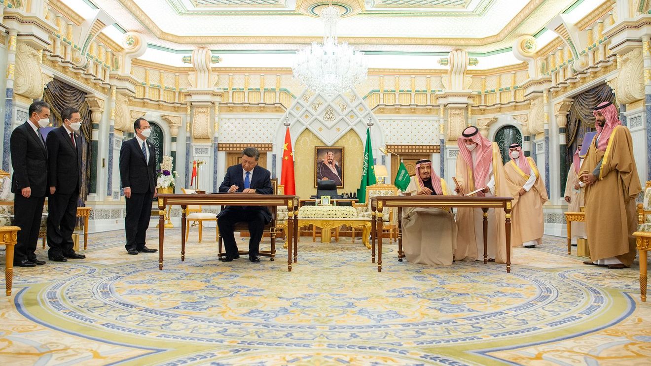 Arabia Saudită şi China au semnat acorduri strategice / Preşedintele Xi Jinping efectuează o vizită de 3 zile la Riad / China, cel mai mare consumator mondial de energie, este un partener major al ţărilor din Golf