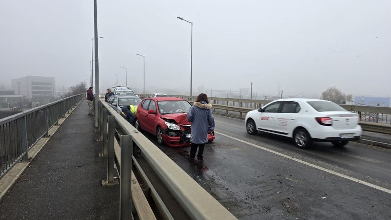 VIDEO Carambol cu 16 mașini pe o stradă din Alba Iulia, din cauza poleiului / Primăria susține că materialul antiderapant trebuia împrăștiat la 2 ore după apariția gheții, ”dar nu cred că s-a întâmplat aşa ceva în Alba”