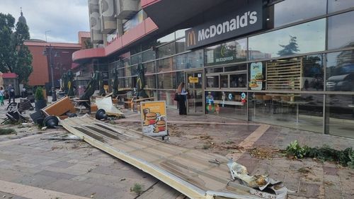 Furtună devastatoare în Oradea: Trafic blocat în aproape tot orașul, copaci scoși din rădăcini, acoperișuri luate de vânt