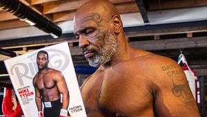 Mike Tyson va reveni în ring, la 57 de ani, pentru un meci cu youtuber-ul Jake Paul / Criticii spun că astfel de lupte degradează imaginea boxului