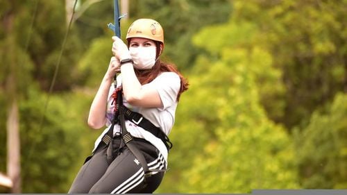 S-a redeschis la Brașov cea mai lungă tiroliană din țară / ”Turiștii ar trebui să fie îmbrăcați adecvat pentru munte. Adică să aibă o gheată, o haină impermeabilă…”