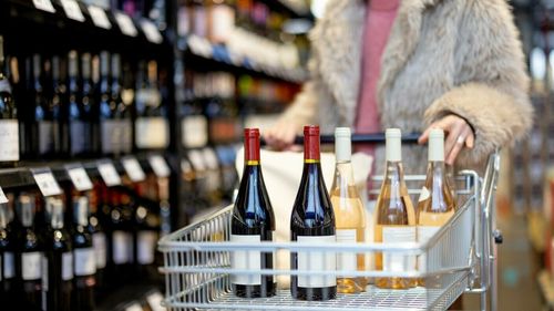 Daily Mail: Un celebru vin românesc, descoperit cu cele mai multe pesticide pe rafturile din Marea Britanie