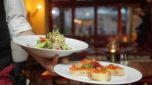 Patronii restaurantelor semnalează un fenomen: pozează în turiști, vin, mănâncă și dispar la desert, fără să plătească / „În proporţie de 70% străini”