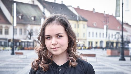 Elevă a Colegiului Gheorghe Lazăr din Sibiu, admisă la unele dintre cele mai bune universități din lume / Directorul liceului: „Este printre cei mai buni elevi pe care școala i-a avut vreodată” / University College London i-a propus specializarea inginerie robotică și inteligență artificială