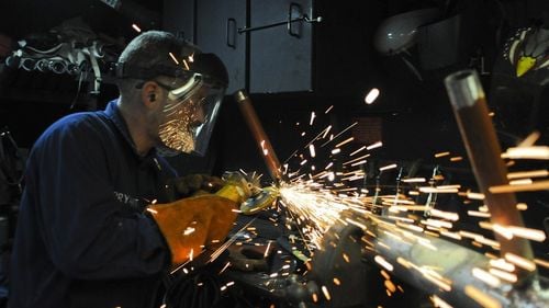 ULTIMA ORĂ Învățământul profesional devine obligatoriu pentru elevii cu medii sub 5, care susțin Evaluarea Națională anul acesta. Metodologia de admitere la liceu a fost publicată în Monitorul Oficial