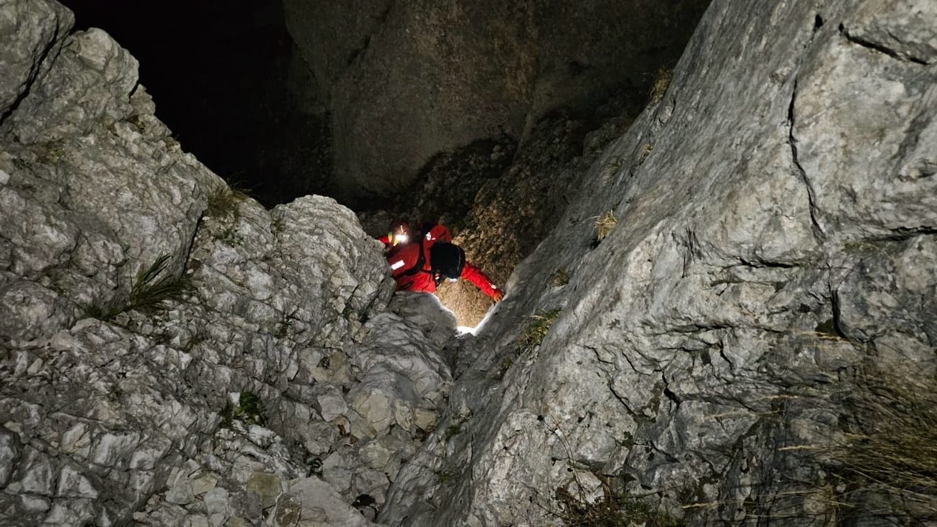 Acţiune extrem de dificilă pentru salvarea a trei persoane care s-au desprins de un grup în Piatra Craiului / 12 ore şi câteva manevre riscante pentru recuperarea turiştilor