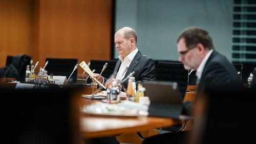 Cancelarul german Olaf Scholz se prăbuşeşte în sondaje / Analist: Germanilor nu le place ca guvernul să îşi facă griji pentru el însuşi iar partidele care formează coaliția se ceartă între ele