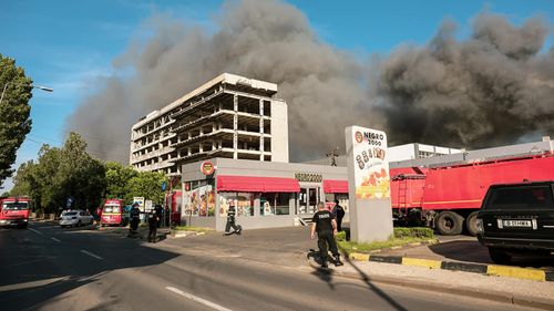 VIDEO Incendiu violent la fabrica de icre Negro 2000 din sudul Bucureştiului. Pompierii intervin cu 24 de autospeciale / Există risc de extindere / Circulația în zonă a fost oprită / A fost emisă o atenționare RO-Alert, bucureștenilor cerându-li-se să evite zona