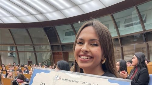 O italiancă primește premiul Young America Award pentru studiul limbii române / Premiul se acordă anual la 1.000 de studenți italieni / A fost premiată pentru lucrarea "Miron Kiropol, poet. Între franceză și română”