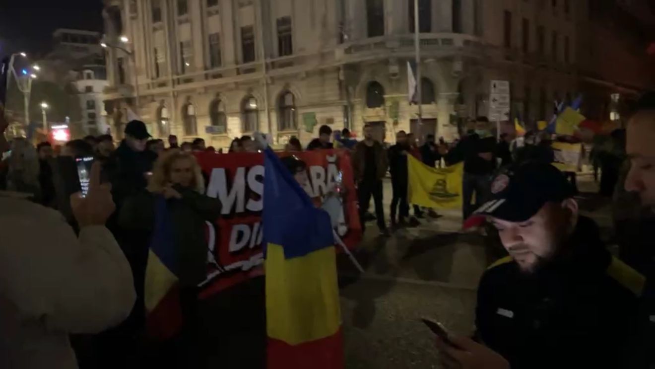 Jandarmeria a dat 40 de amenzi după protestul din Piața Universității împotriva certificatului verde / Majoritatea sancțiunilor au fost aplicate pentru că nu s-a purtat masca de protecție