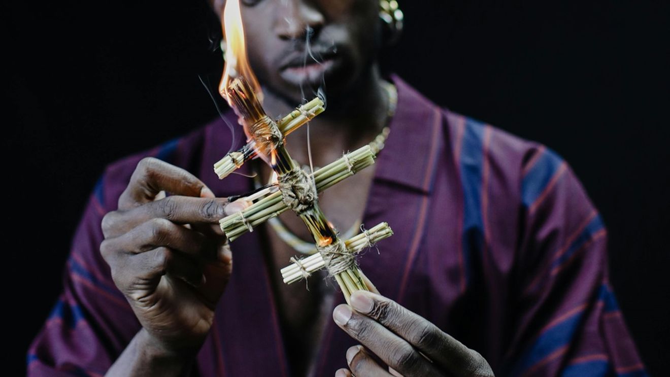 Zeci de migranţi decedaţi pe o navă  într-un incendiu provocat de o lumânare aprinsă în timpul unui ritual voodoo / Paza de coastă haitiană a salvat 41 de migranți