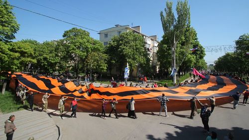 FOTO Separatiștii pro-ruși din Doneţk au organizat o defilare de „Ziua Victoriei” la Mariupol, pe o stradă mai puţin afectată de bombardamente