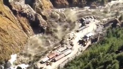 VIDEO Un gheţar din Himalaya s-a fragmentat şi s-a prăbuşit într-un lac de acumulare / 150 de oameni ar fi murit înghițiți de o viitură